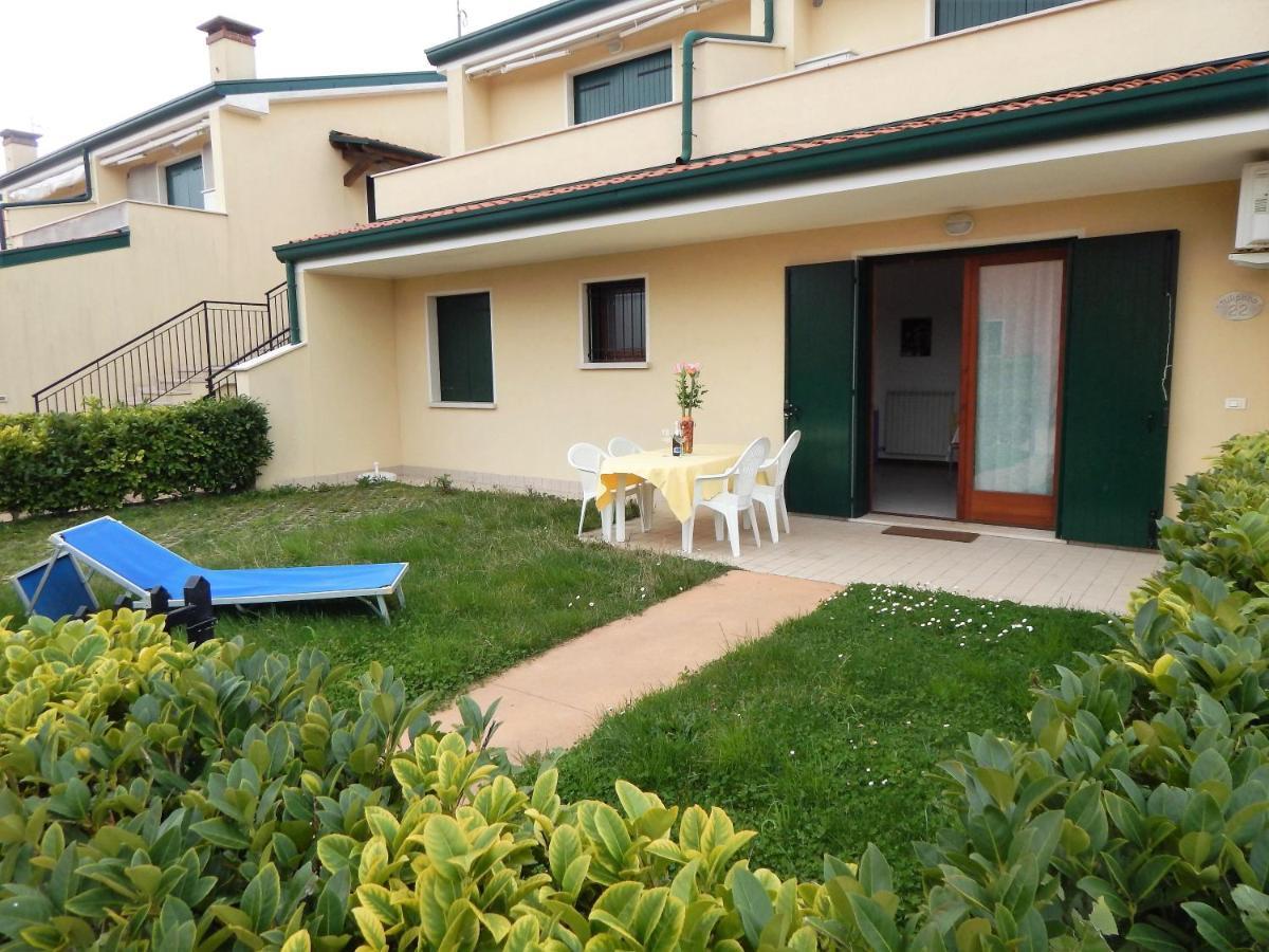 Hotel Apartments Villaggio Dei Fiori 4 Stars Luxury - Great Family Resort - Pet Friendly - With Hypermarket - Delivery Restaurant-Pizzeria - Room Breakfast With Supplement - Ultra Fast Wi-Fi - Play Area For Children - Olympic Swimming Pool - Parking Caorle Exterior foto