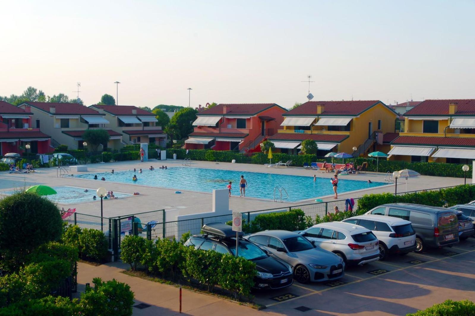 Hotel Apartments Villaggio Dei Fiori 4 Stars Luxury - Great Family Resort - Pet Friendly - With Hypermarket - Delivery Restaurant-Pizzeria - Room Breakfast With Supplement - Ultra Fast Wi-Fi - Play Area For Children - Olympic Swimming Pool - Parking Caorle Exterior foto