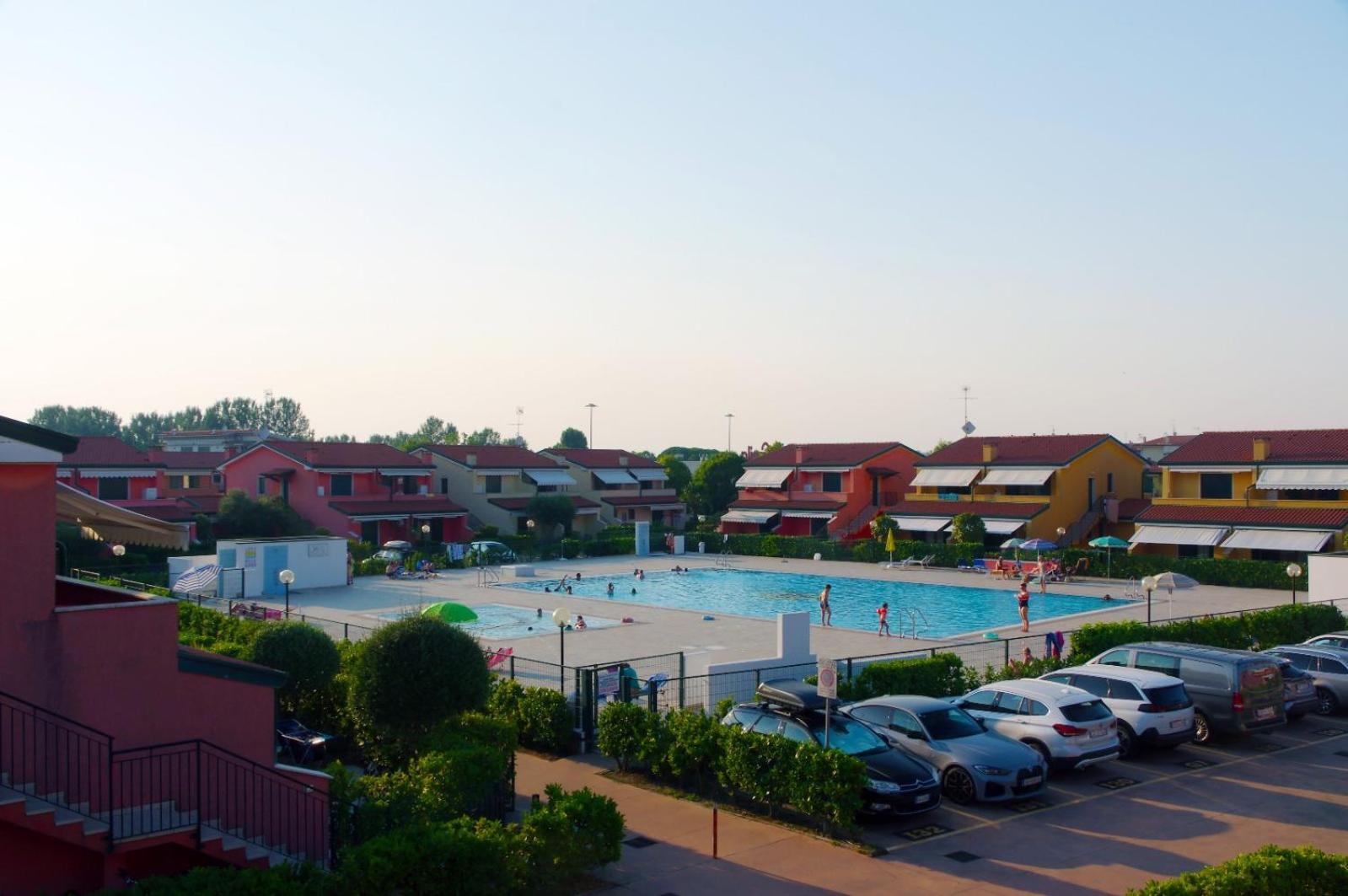 Hotel Apartments Villaggio Dei Fiori 4 Stars Luxury - Great Family Resort - Pet Friendly - With Hypermarket - Delivery Restaurant-Pizzeria - Room Breakfast With Supplement - Ultra Fast Wi-Fi - Play Area For Children - Olympic Swimming Pool - Parking Caorle Exterior foto
