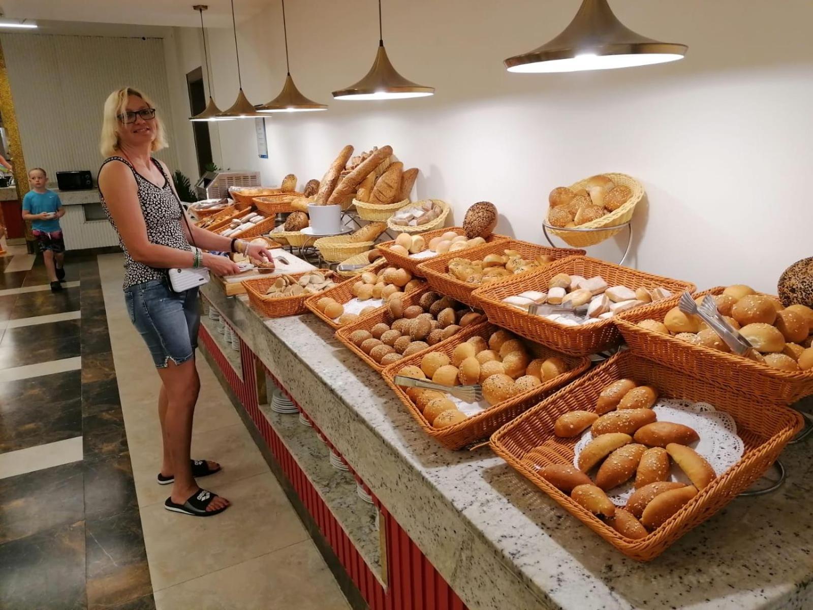 Hotel Apartments Villaggio Dei Fiori 4 Stars Luxury - Great Family Resort - Pet Friendly - With Hypermarket - Delivery Restaurant-Pizzeria - Room Breakfast With Supplement - Ultra Fast Wi-Fi - Play Area For Children - Olympic Swimming Pool - Parking Caorle Exterior foto